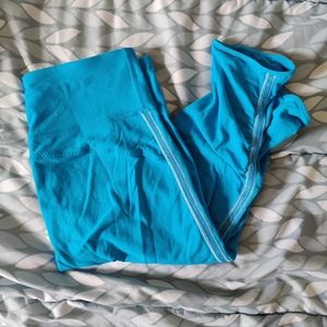 Lululemon bright blue cropped leggings - size 6